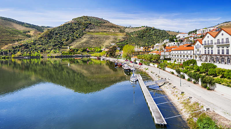 Pinhao vid vattnet i norra Portugal.